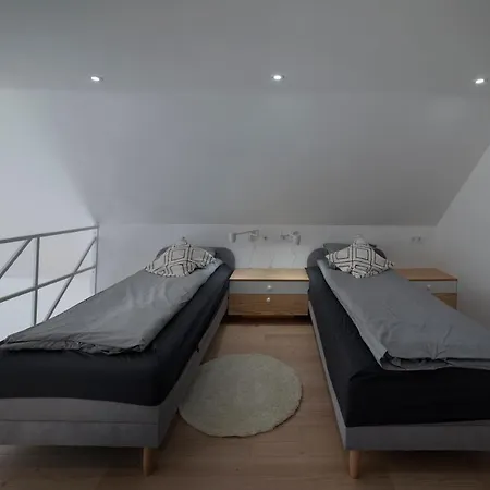 Holzhaus Sikonda * Komló